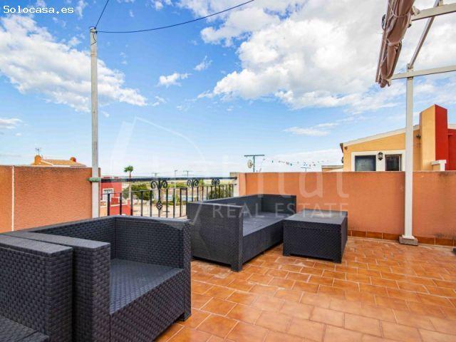 Vivienda adosada con jardín, plaza de aparcamiento y piscina comunitaria en