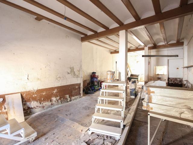 Vivienda Almacen para reformar en a carretera principal de e