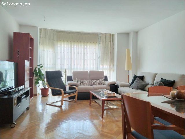 Vivienda amplia y amueblada, con ascensor, piscina y garaje