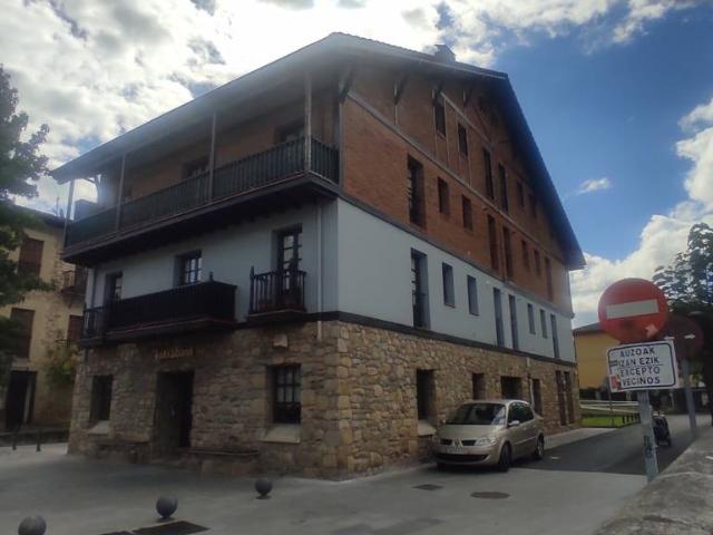 Vivienda AMPLIA y CÉNTRICA, encima de la entidad de crédito, junto al puente, en la misma plaza