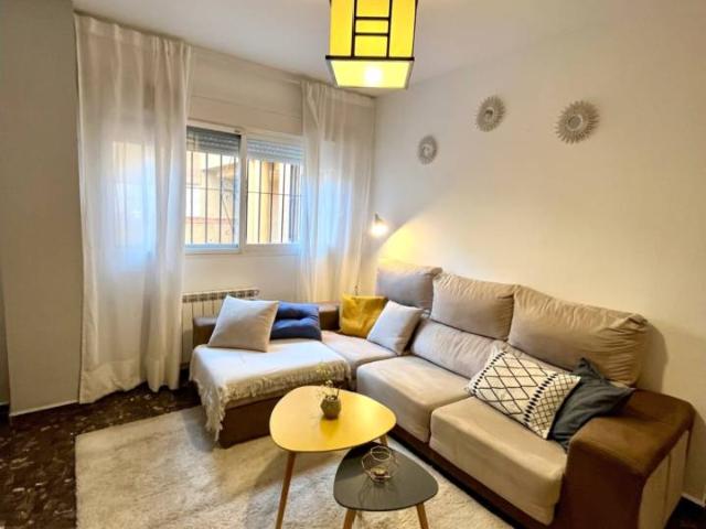 VIVIENDA AMUEBLADA, CON 2 DORMITORIOS, BAÑO COMPLETO, COCINA INDEPENDIENTE AMUEBLADA INCLUIDO LAVADERO, GARAJE Y ASCENSO
