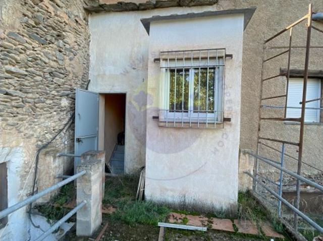 Vivienda compacta de Cádiar con jardín, patio y terraza en la azotea