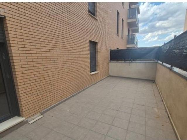 Vivienda con dos dormitorios y dos baños. En el barrio pedáneo de San Blas con plaza de garaje y tra