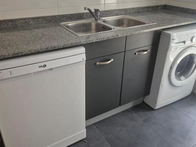 Vivienda con dos dormitorios y dos baños. En el barrio pedáneo de San Blas con plaza de garaje y trastero
