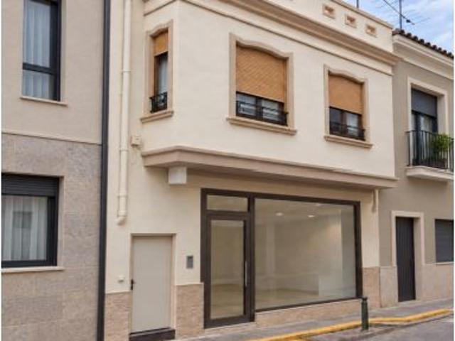 Vivienda con local comercial y amplias terrazas