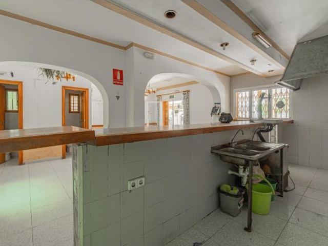 Vivienda con local y zona habitable a reformar en Cala Millor