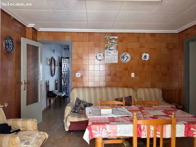 Vivienda con patio, chimenea y porche en zona tranquila