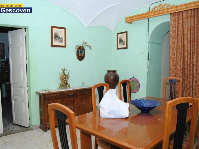 VIVIENDA CON PATIO, GARAJE Y AMPLIAS POSIBILIDADES