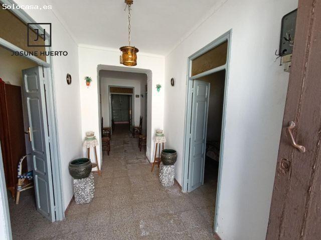 ? Vivienda con patio para reformar en zona tranquila