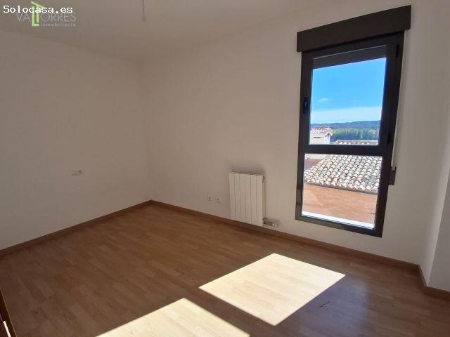 Vivienda con tres dormitorios y dos baños. En el barrio pedáneo de San Blas con plaza de garaje y tr