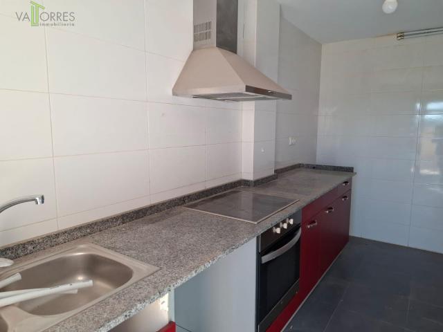 Vivienda con tres dormitorios y dos baños. En el barrio pedáneo de San Blas con plaza de garaje y trastero