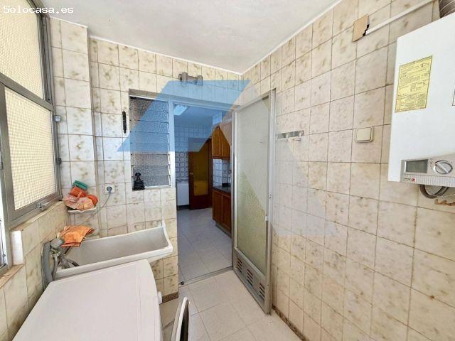 Vivienda de 4 habitaciones con piscina, zonas verdes y amplias posibilidades de reforma