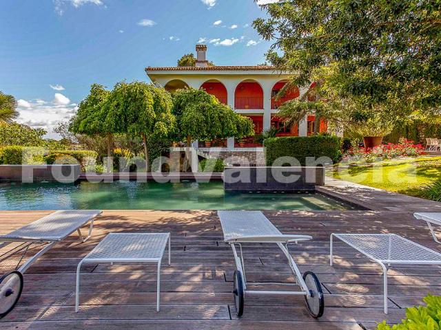 Vivienda de 600m2 totalmente reformada en venta en El Bosque, Valencia