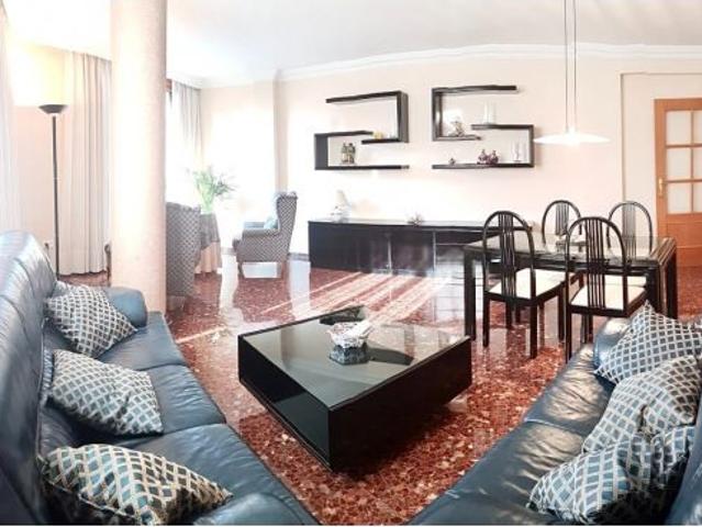 Vivienda de 150m útiles en Calle Sagunto. Visítalo con nuestro video 360º desde donde tú quieras