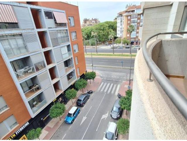 Vivienda de 3 dormitorios con 2 plazas de garaje, trastero y orientación mediodía en Juan Carlos I