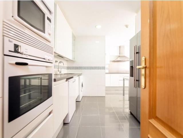 Vivienda de tres dormitorios con terraza, piscina trastero y garaje en Prado de Somosaguas