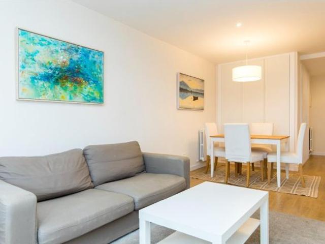 VIVIENDA DE TRES DORMITORIOS, DESPACHO, SALÓN, COCINA Y DOS BAÑOS. CON GARAJE