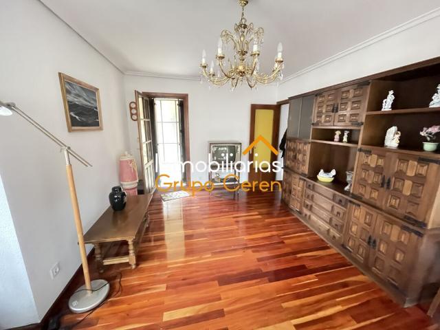 VIVIENDA DE TRES HABITACIONES, DOS BAÑOS, ASCENSOR Y GARAJE CERRADO