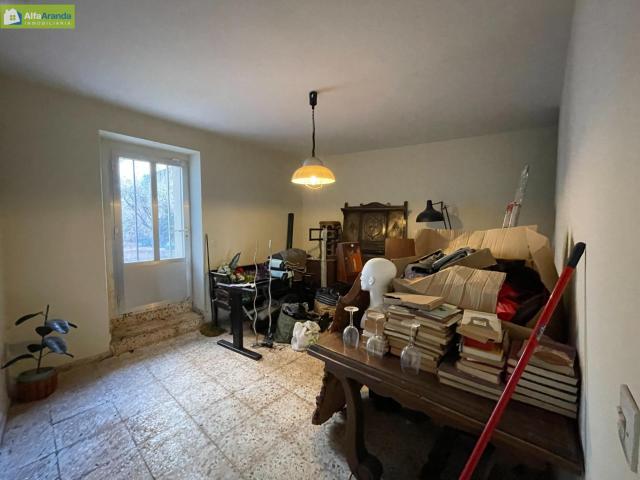 VIVIENDA DE TRES PLANTAS CON BODEGA EN ROA