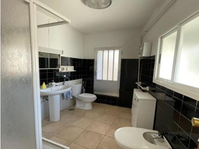 VIVIENDA DE TRES PLANTAS CON BODEGA EN ROA