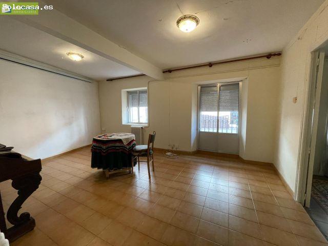 VIVIENDA DE TRES PLANTAS CON BODEGA EN ROA