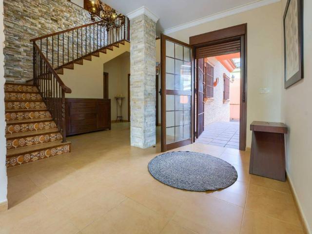 Villa / Chalet de 250 m2 en venta en Sevilla, España