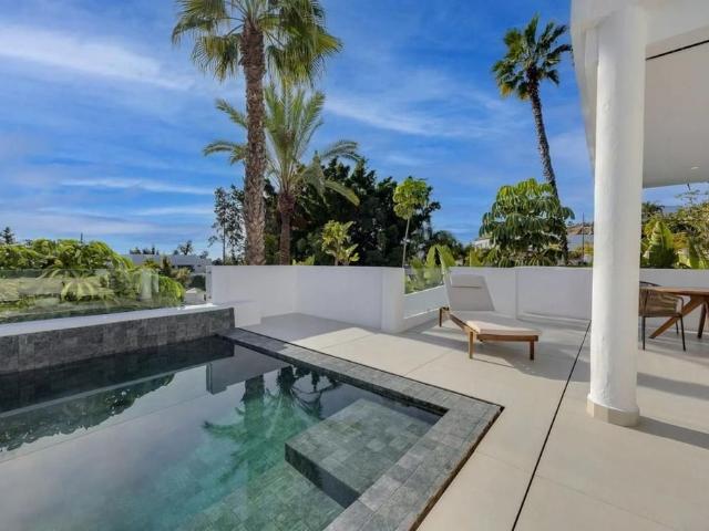 Vivienda de alto standing de 279 m2 en venta Estepona, España