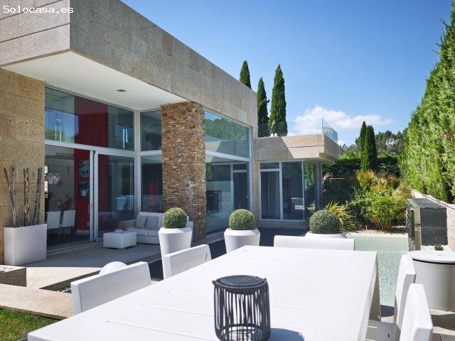 VIVIENDA DE DISEÑO DIAFANO CON PISICINA PROPIA