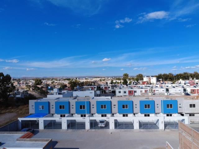 Vivienda de dos niveles con barda perimetral