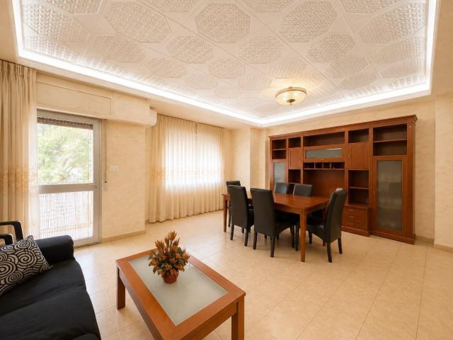Vivienda de grandes dimensiones con terraza en el centro de Benisanó