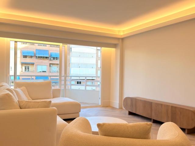 Vivienda de lujo reformada en Av General Marvá, Alicante