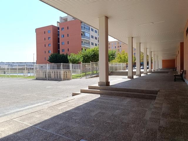 Vivienda de protección oficial vpa con dos plazas de garaje. Piscina comunitaria