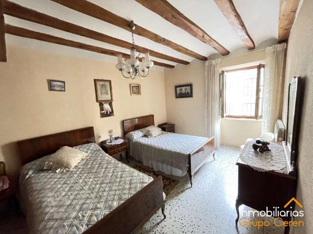 VIVIENDA DENTRO DE UNA CASA CON VIGAS DE MADERA
