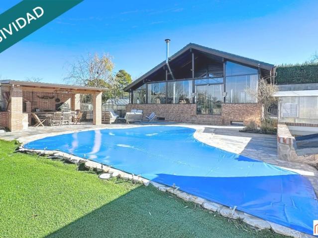 Vivienda eficiente: inspiración suiza con piscina