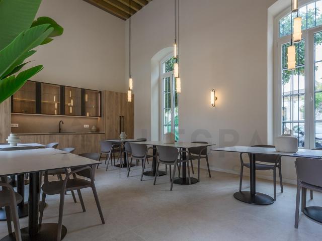 Vivienda en 6ª planta con terraza y vistas a la piscina en resort único en el centro de Jerez – 1.400 €/mes