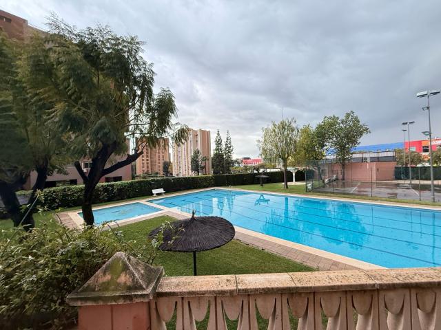 Vivienda en Urb. 4 dormitorios semi amueblada