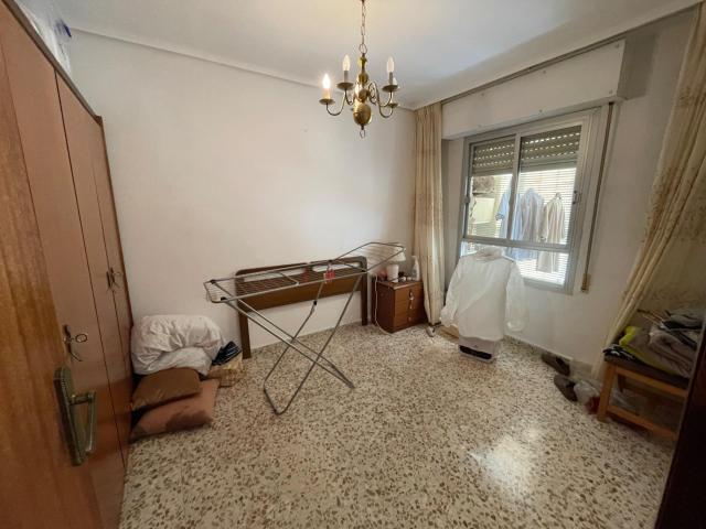 VIVIENDA EN ZONA FERIA CON CUATRO HABITACIONES Y DOS BAÑOS