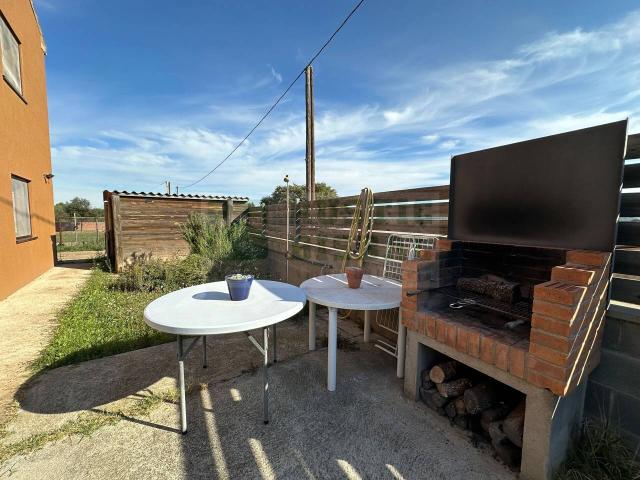 vivienda en planta baja con jardín en alquiler de segunda residencia en ullastret, baix empordà