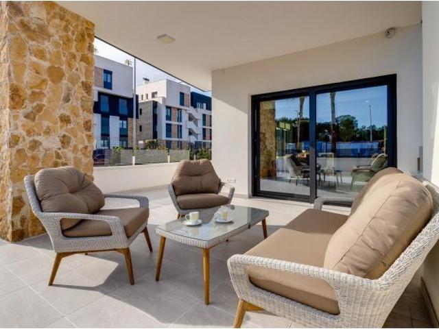 VIVIENDA EN PLANTA BAJA, CON JARDÍN PRIVADO Y PISCINA COMUNITARIA