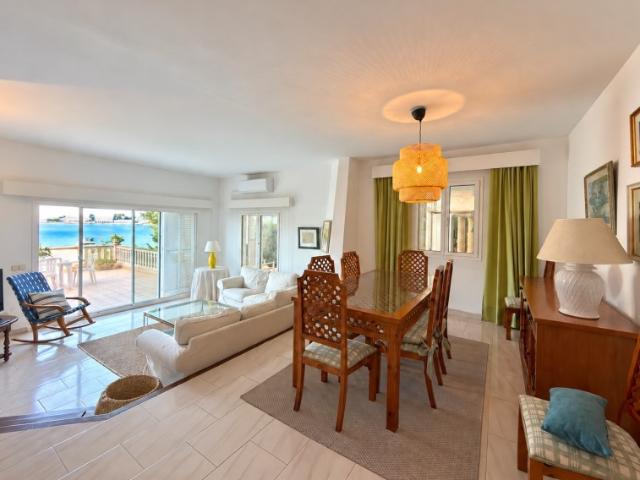 Vivienda en primera línea con vistas panorámicas y acceso directo al mar en Santa Ponsa
