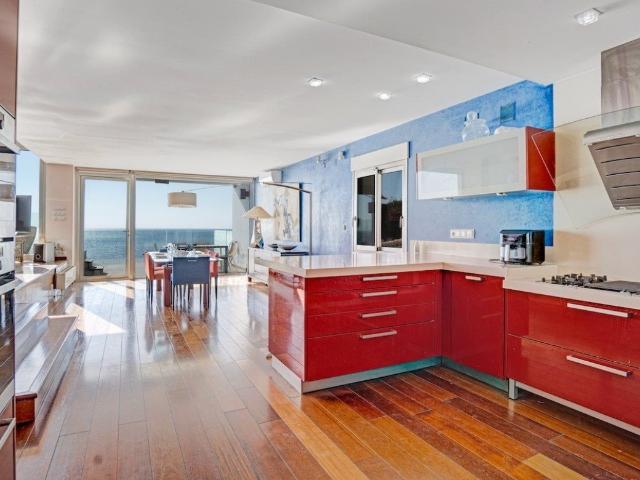 VIVIENDA EN PRIMERA LINEA, junto al encantador puerto de Les. 290m² Benissa