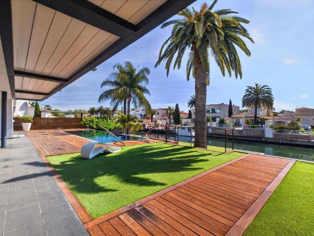 Vivienda de alto standing de 815 m2 en venta Empuriabrava, Cataluña