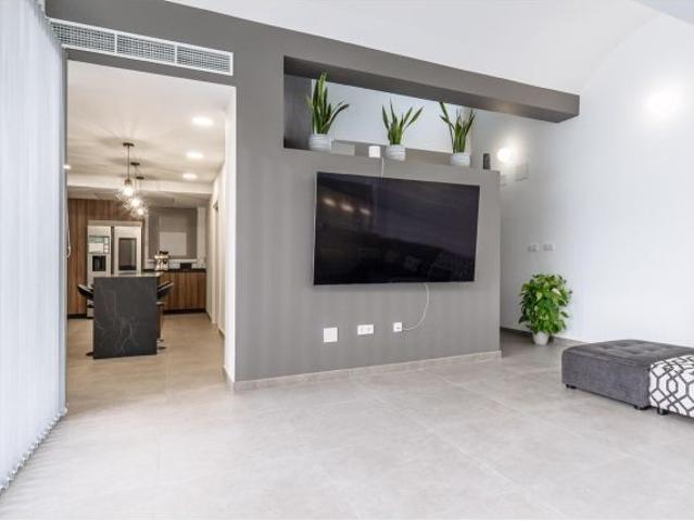 VIVIENDA EXCLUSIVA EN VIÑAS DEL REY, OTURA