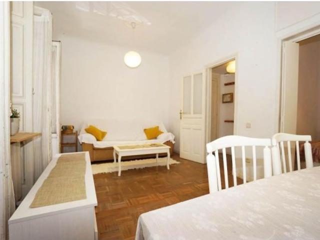 Vivienda exterior con dos balcones a la calle