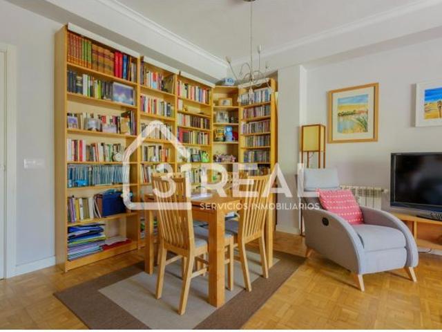 Vivienda exterior de esquina, muy luminosa, con terraza y excelentes zonas comunes