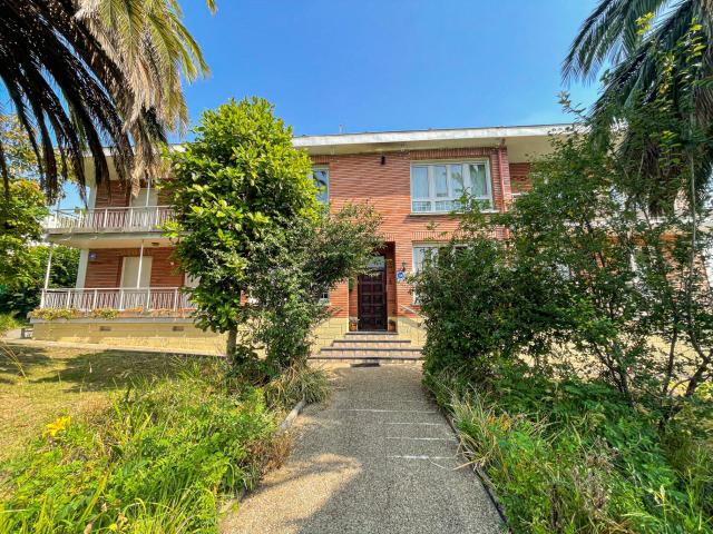 Vivienda independiente con 4 viviendas, gran terreno, jardín, piscina y zona chill out en Las Carreras, Abanto y Ciervena