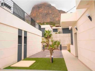 Vivienda independiente con panorámicas vistas al mar. Urbanización cerrada. Alquiler larga temporada