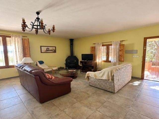 Vivienda independiente con parcela de 2.446 m2, piscina y vistas a la montaña en El Berro