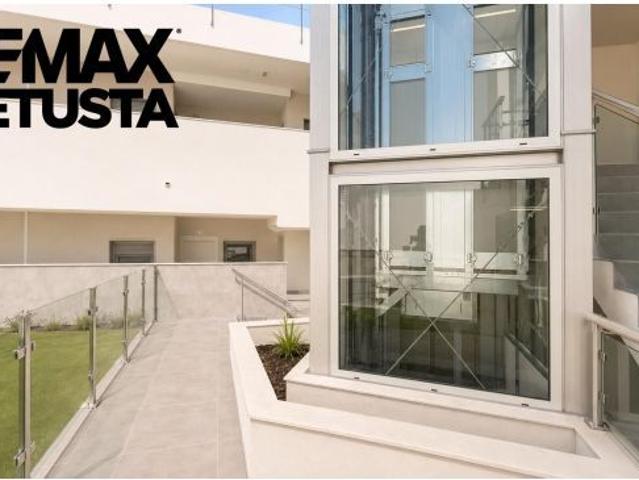 Vivienda nueva en San José con aerotermia, piscina y garaje a menos de 200 metros de la playa