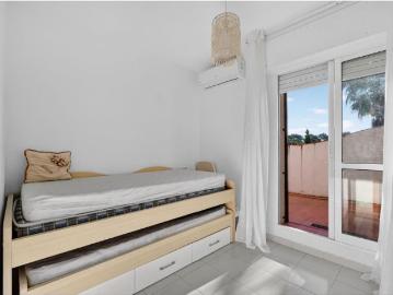 Vivienda pareada en esquina con parcela privada y gran solárium